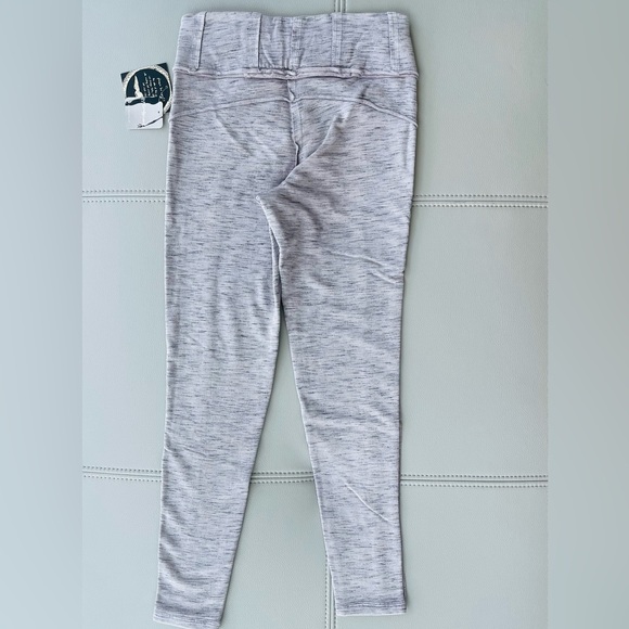 New with tags! FREE PEOPLE MOVEMENT Hybrid Legging in GREY Size XS - Picture 8 of 16